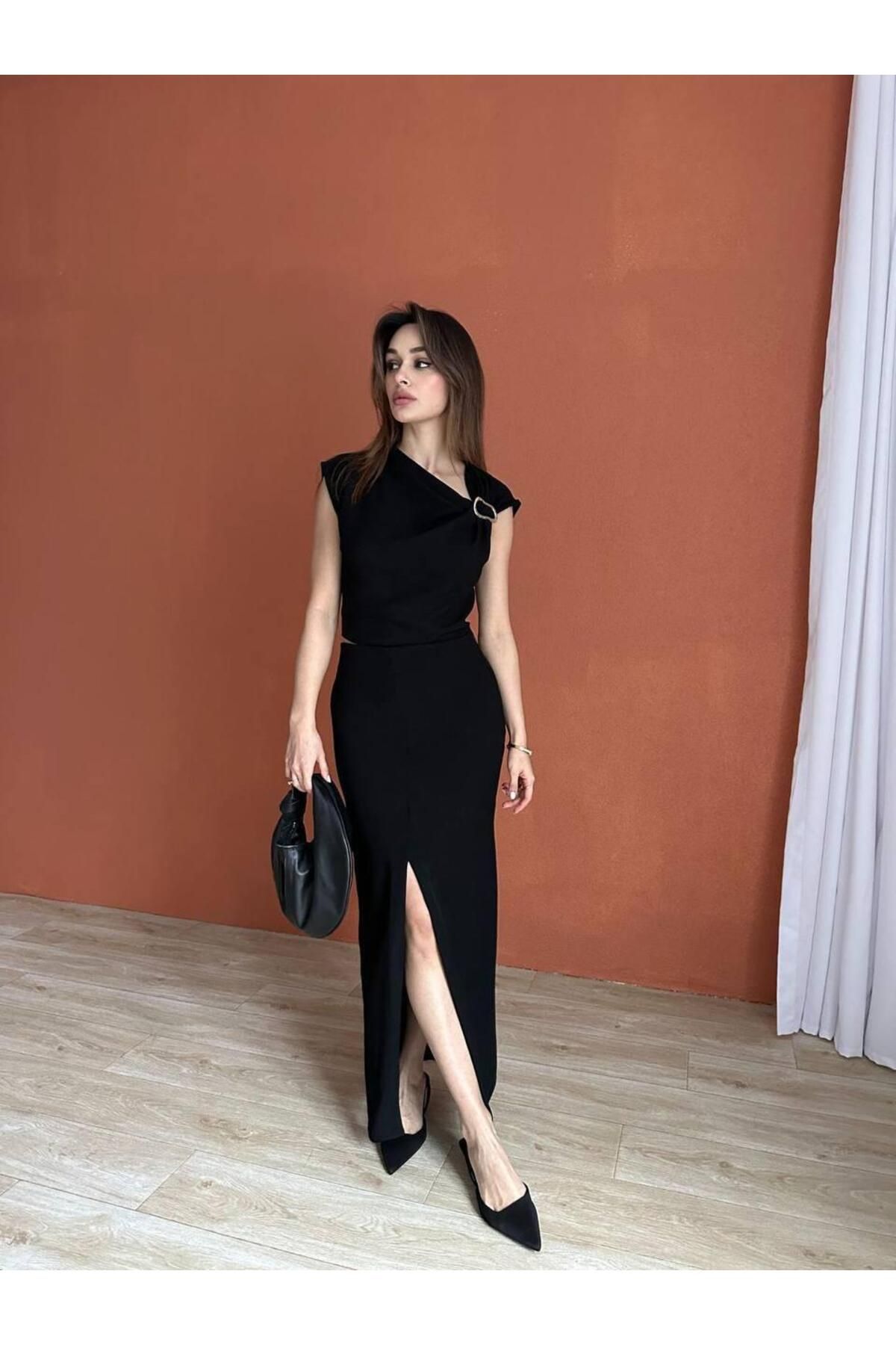 Nisa Luxury Boutique OMUZ GOLD TOKA DETAY DÜŞÜK KOL BLUZ YIRTMAÇ DETAY ETEK TAKIM