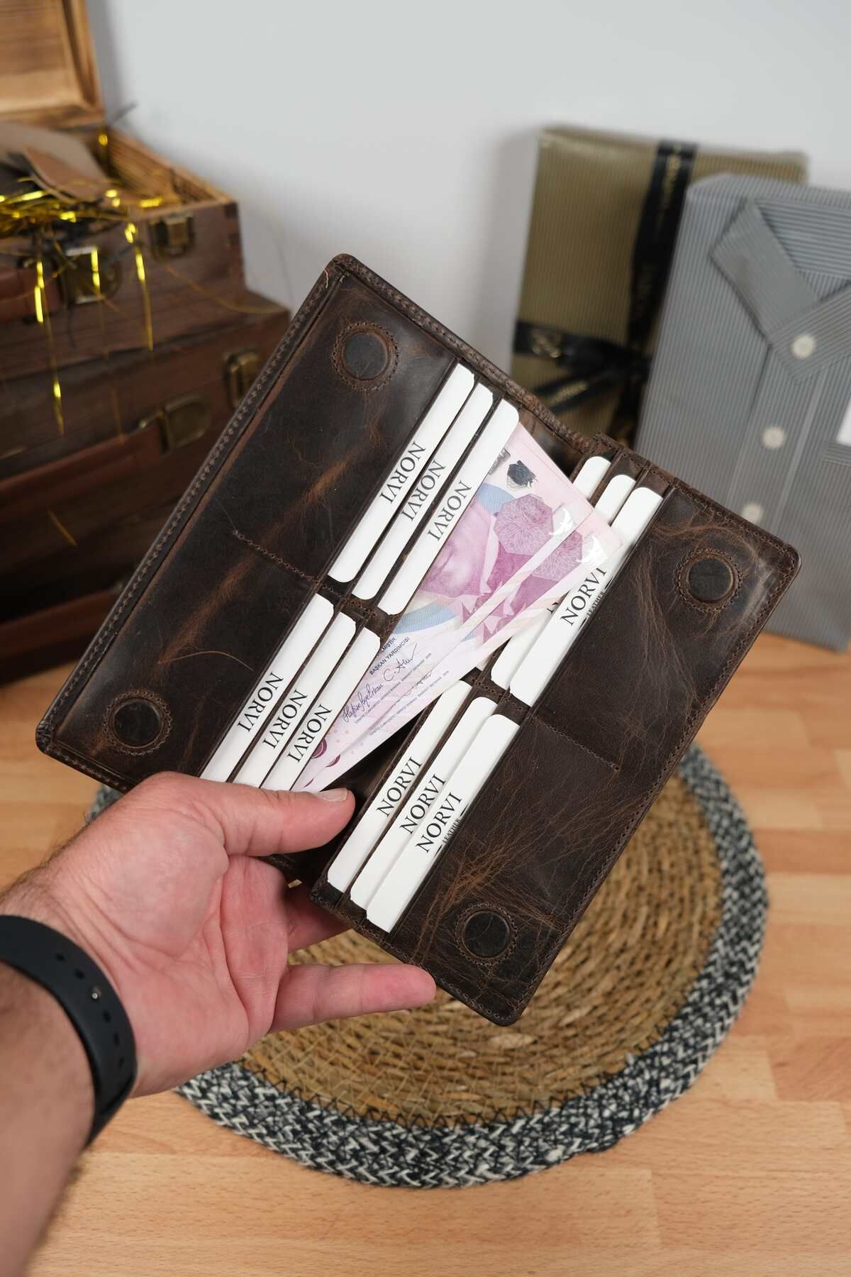 Norvi Leather Telefon Bölmeli El Tutamaçlı Hakiki Deri Cüzdan Koyu Kahverengi