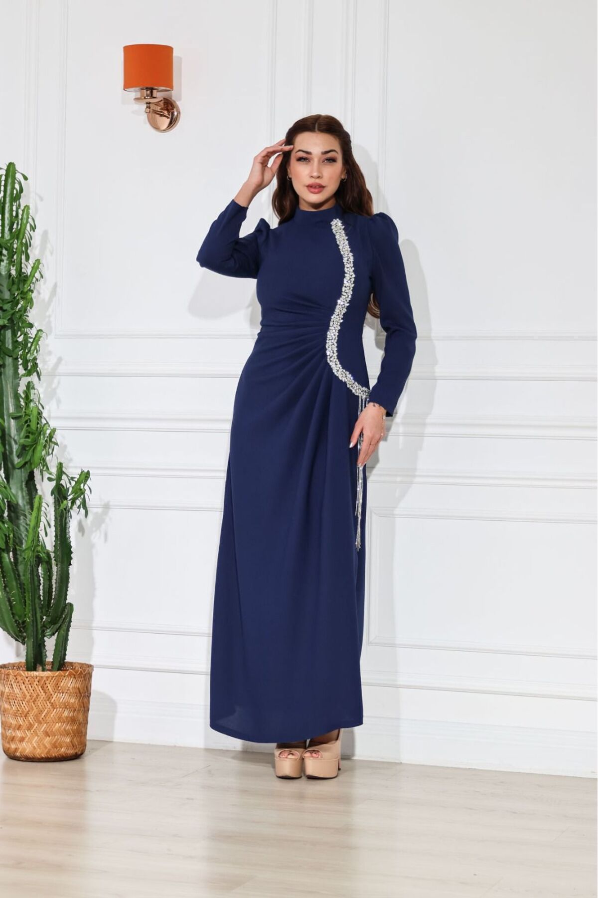DeeD Boutique Taş Detaylı Drapeli Uzun Abiye Elbise
