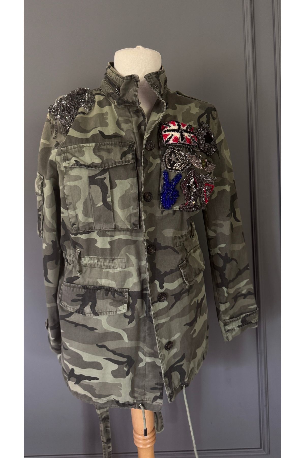 Kübra Tekin Boncuk İşlemeli Tasarım Parka Ceket