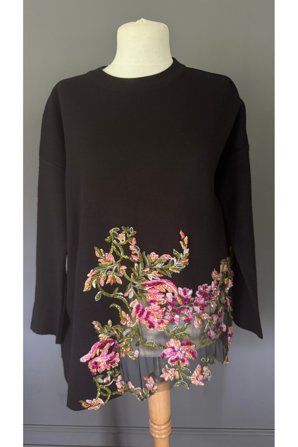 Kübra Tekin Boncuk İşlemeli Tasarım Sweatshirt