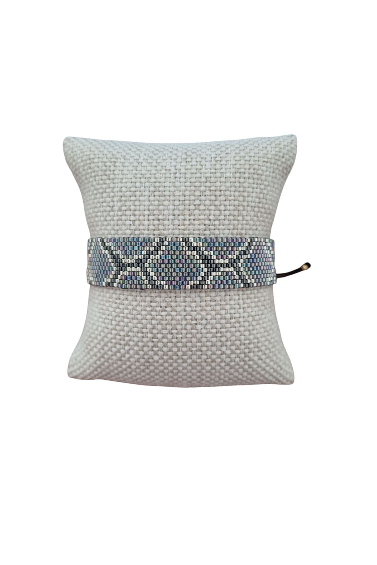 Nils Accessories Yilan desenli gri miyuki bileklik