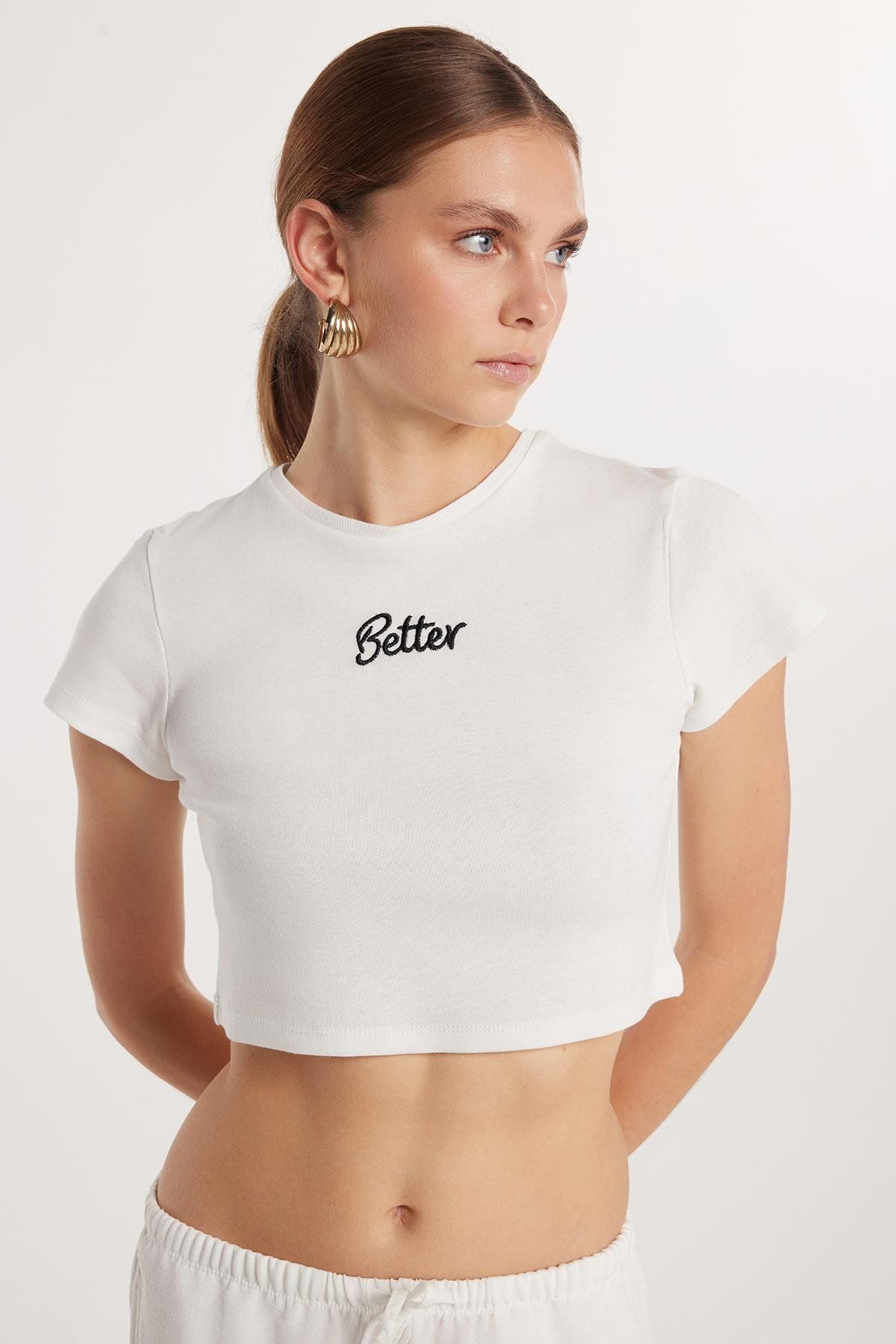 Tudors Kadın Slim Fit Dar Kesim %100 Pamuk Bisiklet Yaka Baskılı Beyaz Crop Tişört