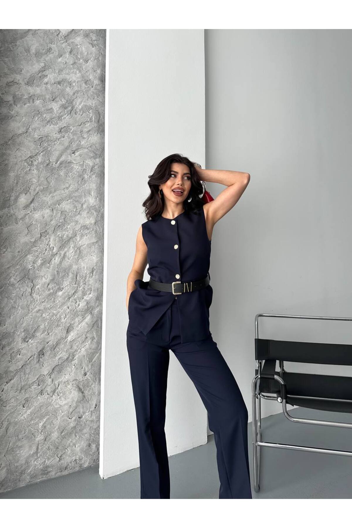 Ensemble deux pièces gilet pantalon ceinturé pour femme bleu marine - Görsel 4
