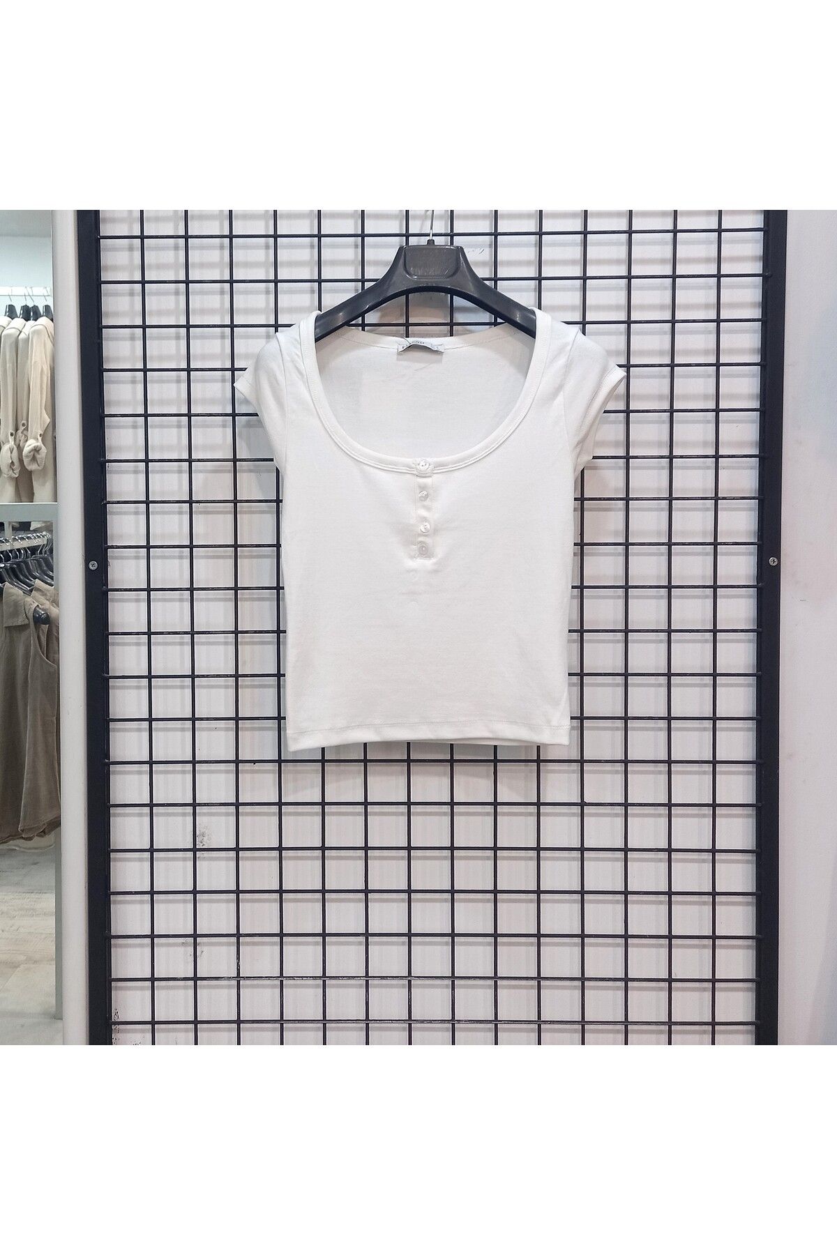 Butik Şans Yuvarlak Yaka Kısa Kollu Düğme Detaylı Kısa Body