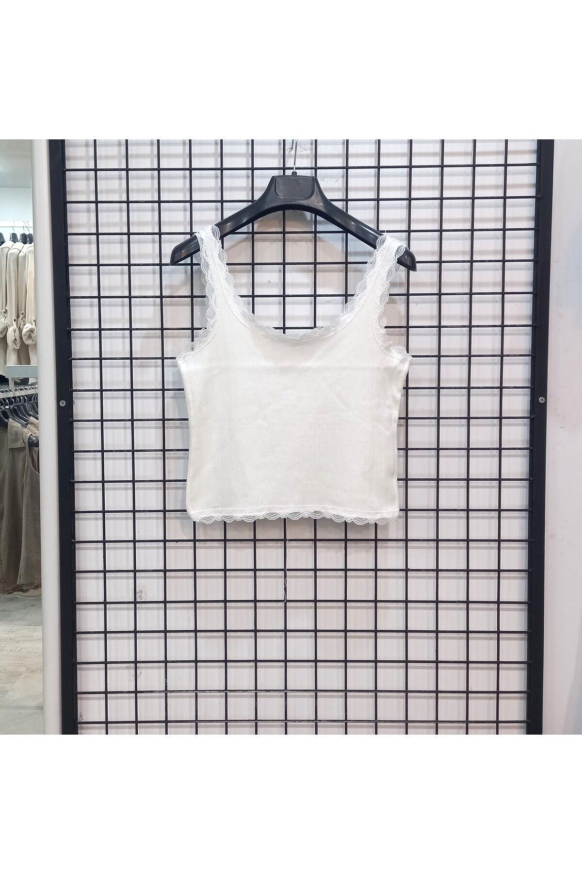 Butik Şans Dantel Detaylı Askılı Kısa Atlet Body