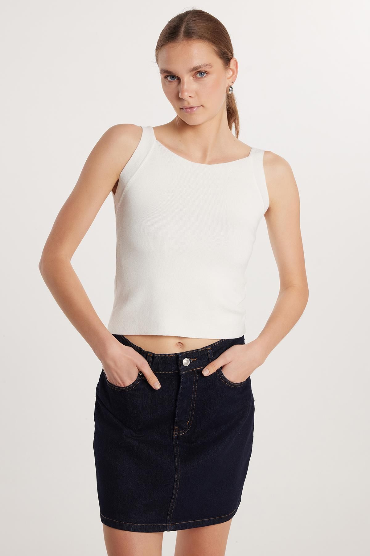 Tudors-Slim Fit Wide Collar Bone Color Undershirt 2