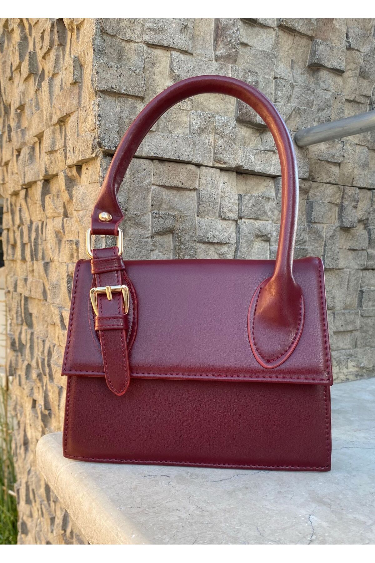 Bagliore Daylight. Bordo Vegan Deri Ayarlanabilir Askılı Kemer Tokalı Mıknatıs Kapmalı Mini Çanta