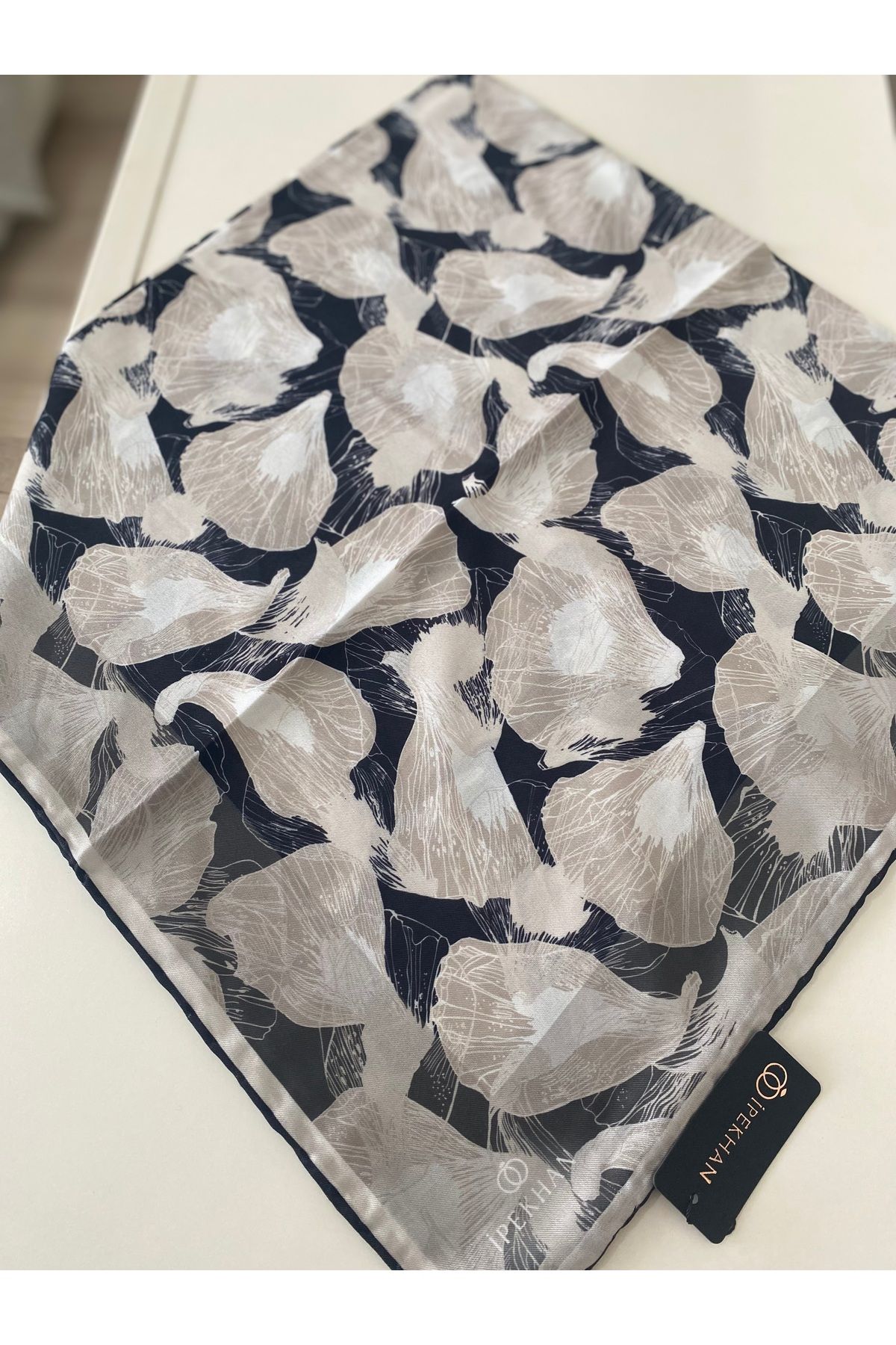 Butik Yeni Kaymayan Soft Çiçekli Ağaç Desenli İpekhan Organik Kare Eşarp
