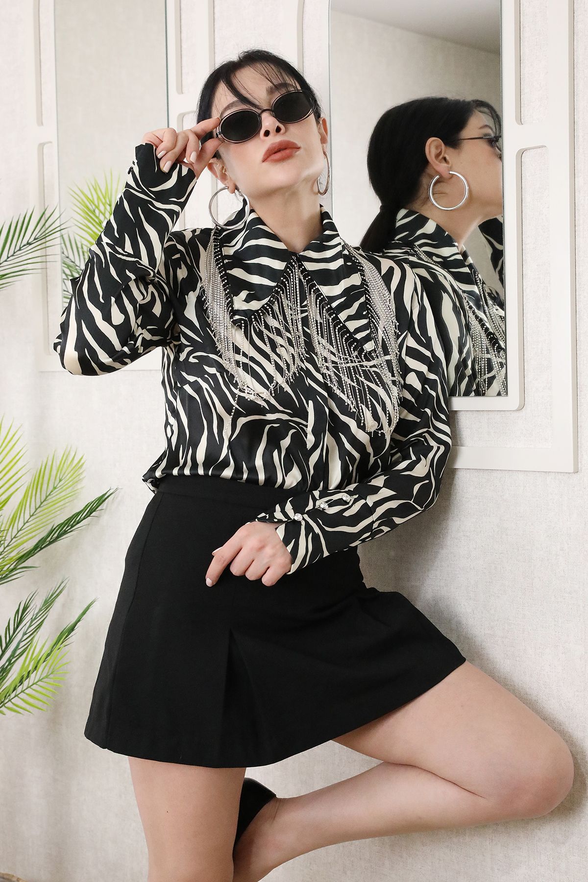 BellaVita zebra desen yakası taş detaylı saten gömlek