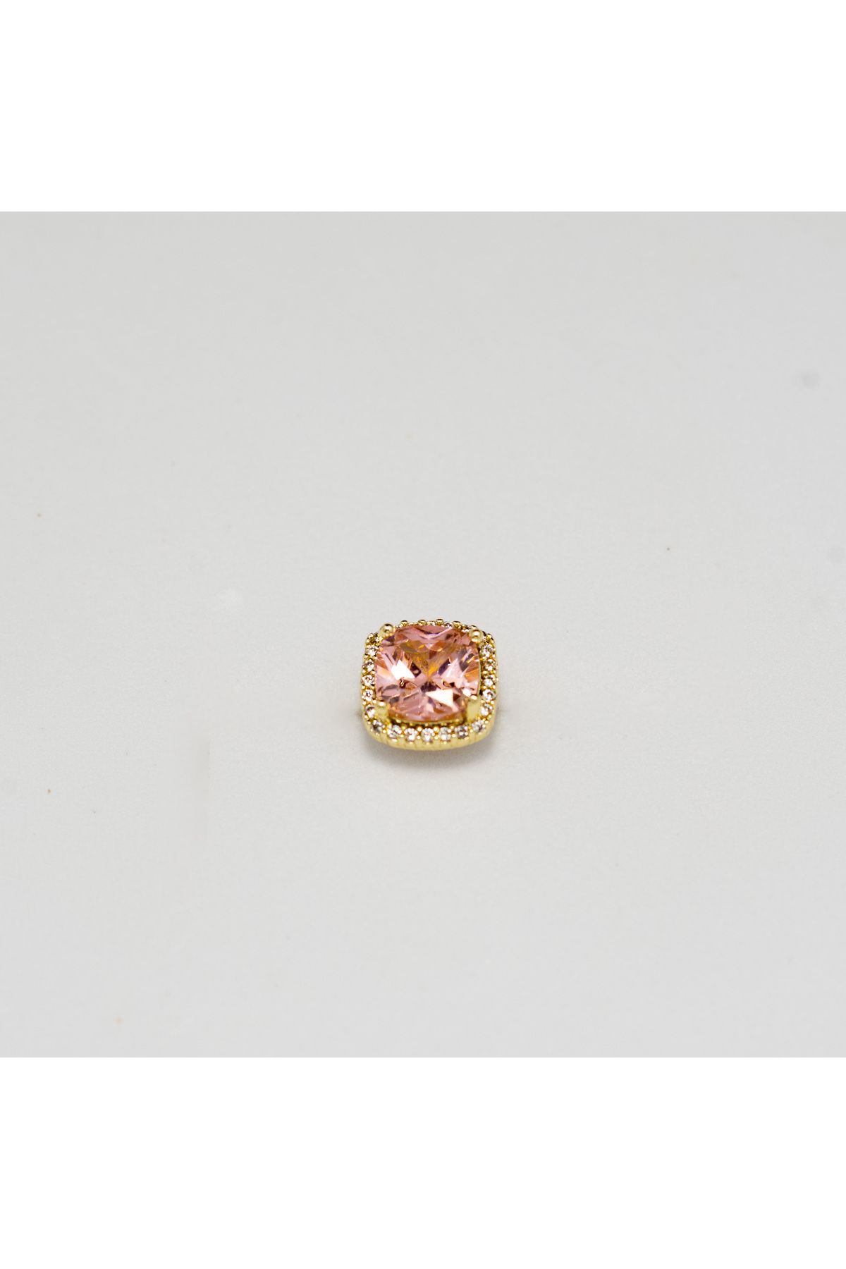 Piercing by Sever PEMBE TAŞLI KARE ÇELİK PIERCING… ALTIN/GOLD RENKLİ ve ŞEFFAF TAŞLI (TARGUS HELIX CONCH FLAT)