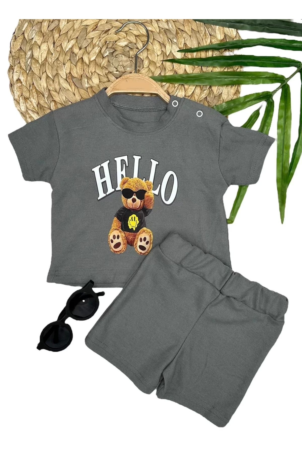 Dilara Boutique 9-12-18-24 Ay Hello Gözlüklü Ayıcık Baskılı Şortlu Kısa Kollu Tişört 2li Erkek Bebek Takımı