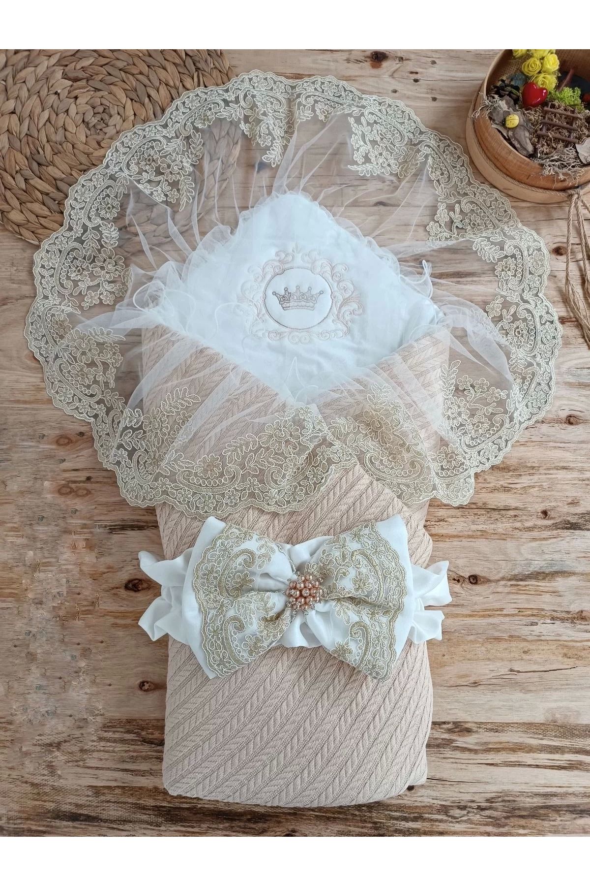 Moda Şahsenem Örgü Tericotton Taç Nakışlı İncili Güpür Çift Fiyonk Papatya Güpür Trilüks Kundak Bebek Battaniyesi