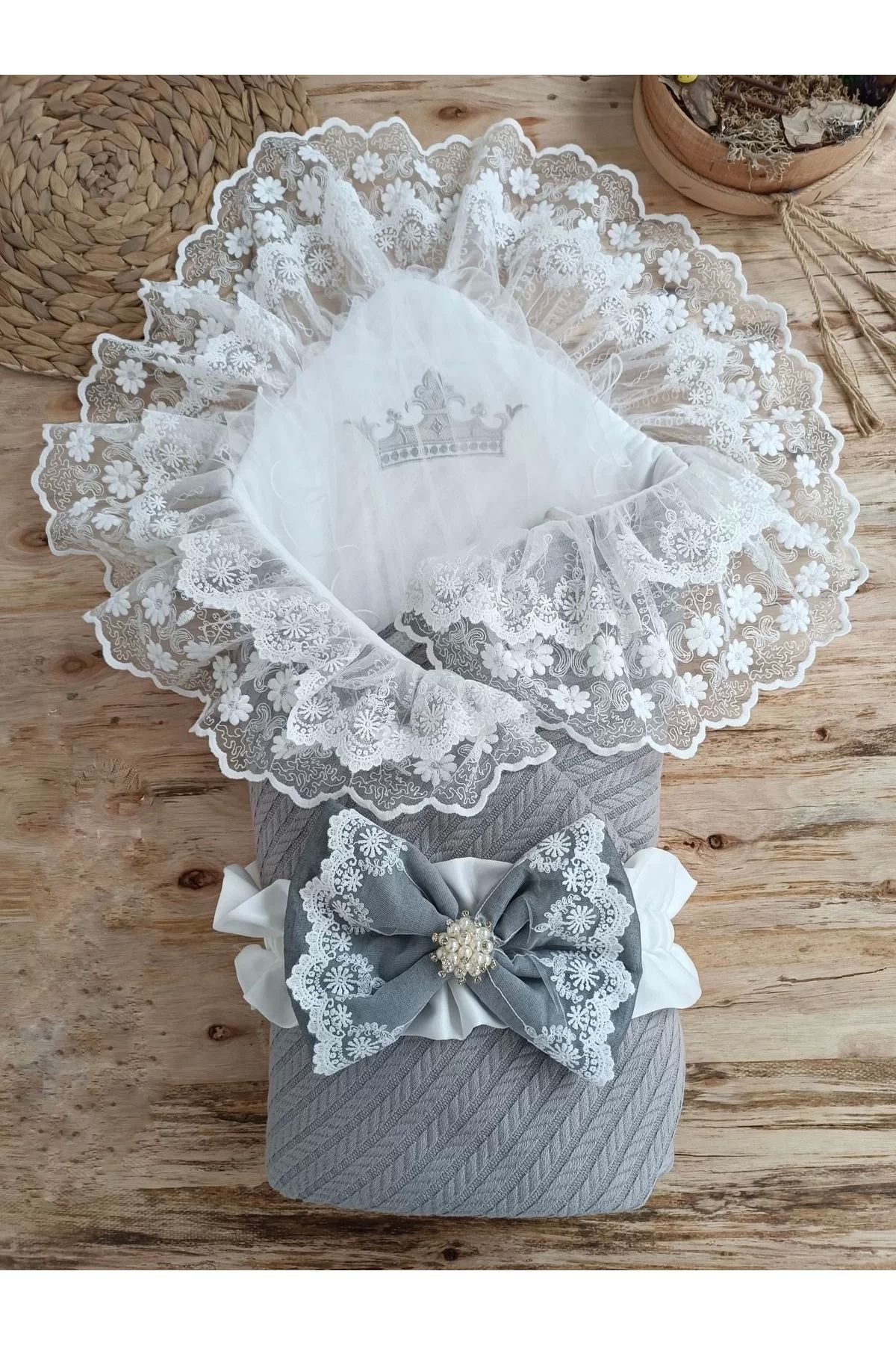 Moda Şahsenem Örgü Tericotton Taç Nakışlı İncili Güpür Çift Fiyonk Papatya Güpür Trilüks Kundak Bebek Battaniyesi