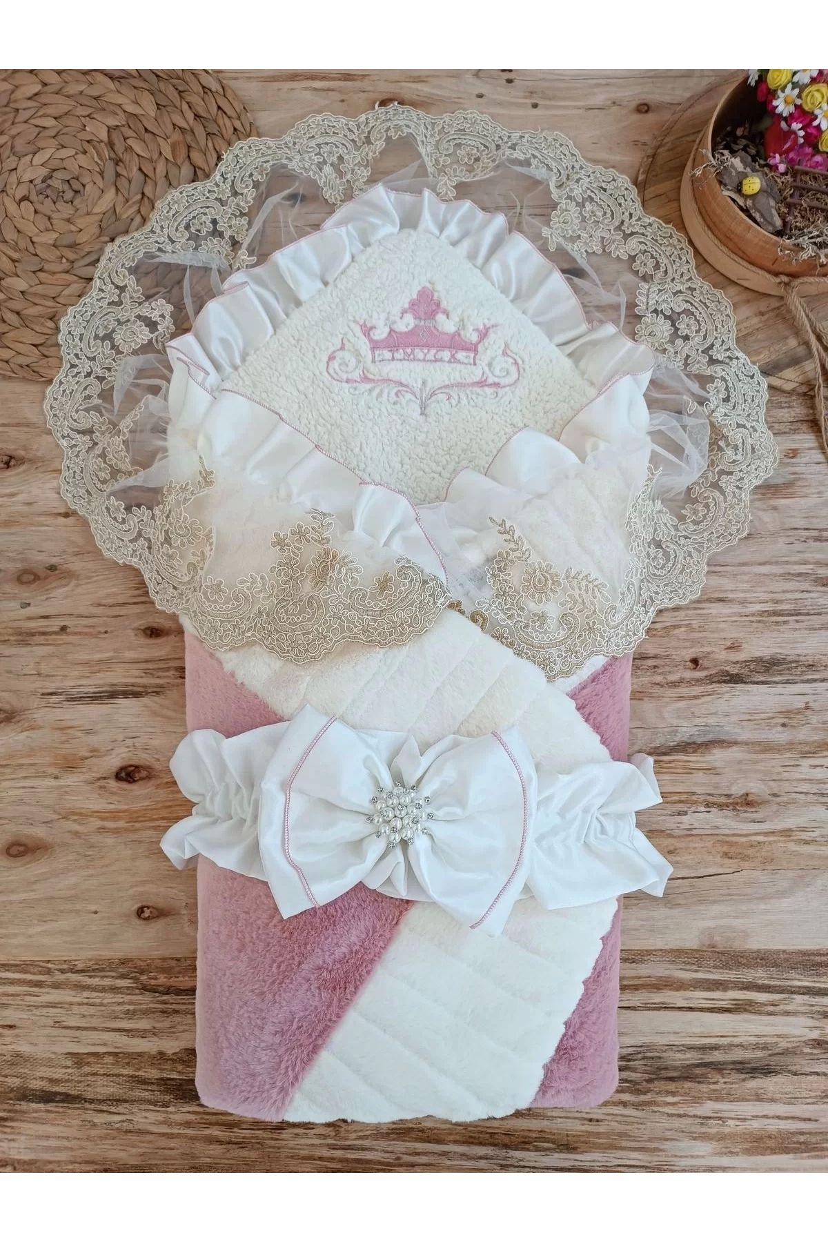 Moda Şahsenem Yenidoğan Wool Yün Kumaş Taç Nakışlı Güpür Duvaklı Fiyonk Prizma Taş Unisex Kundak Bebek Battaniyesi