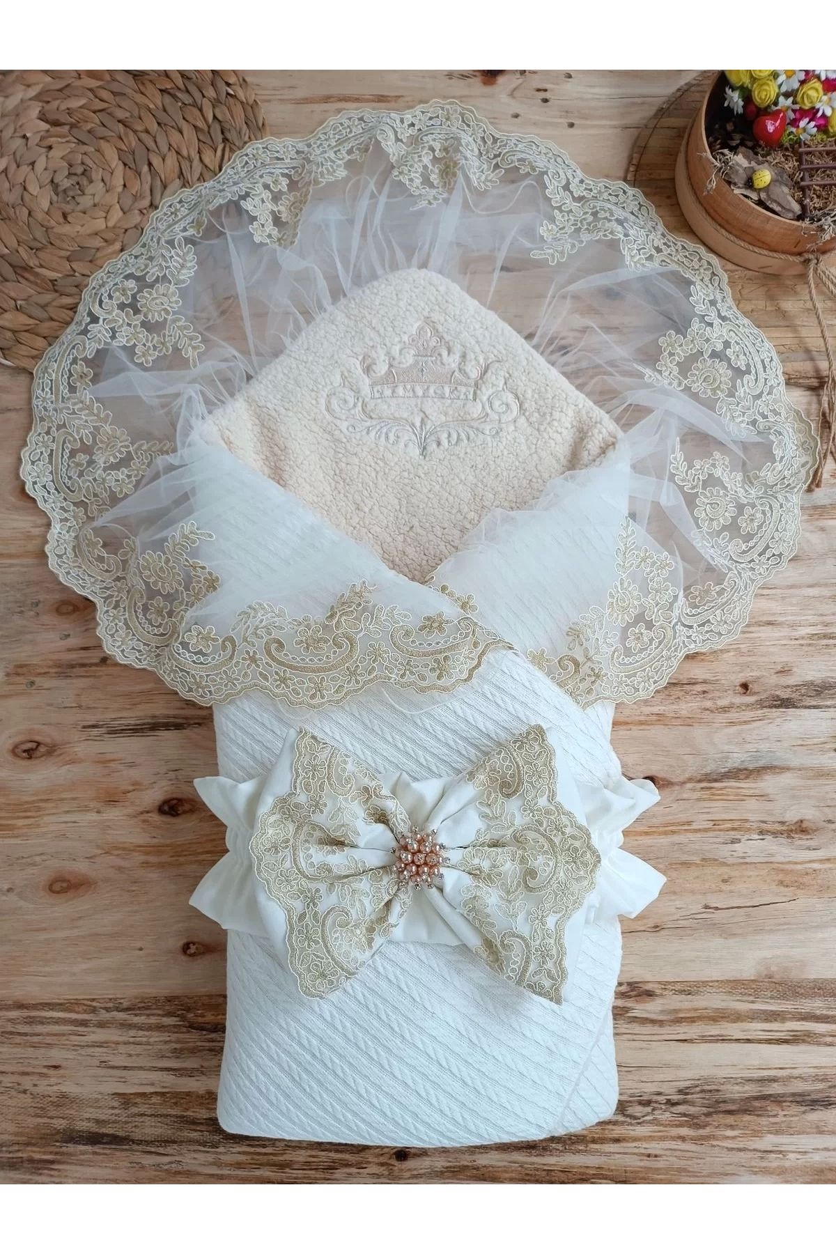 Moda Şahsenem Yenidoğan Kuzulu Taç Nakış Güpürlü Fiyonklu Duvaklı Prizma Taş Unisex Kundak Bebek Battaniyesi Ekru