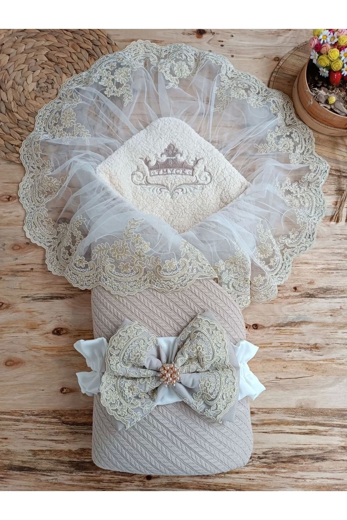 Moda Şahsenem Yenidoğan Kuzulu Taç Nakış Güpürlü Fiyonklu Duvaklı Prizma Taş Unisex Kundak Bebek Battaniyesi Bej