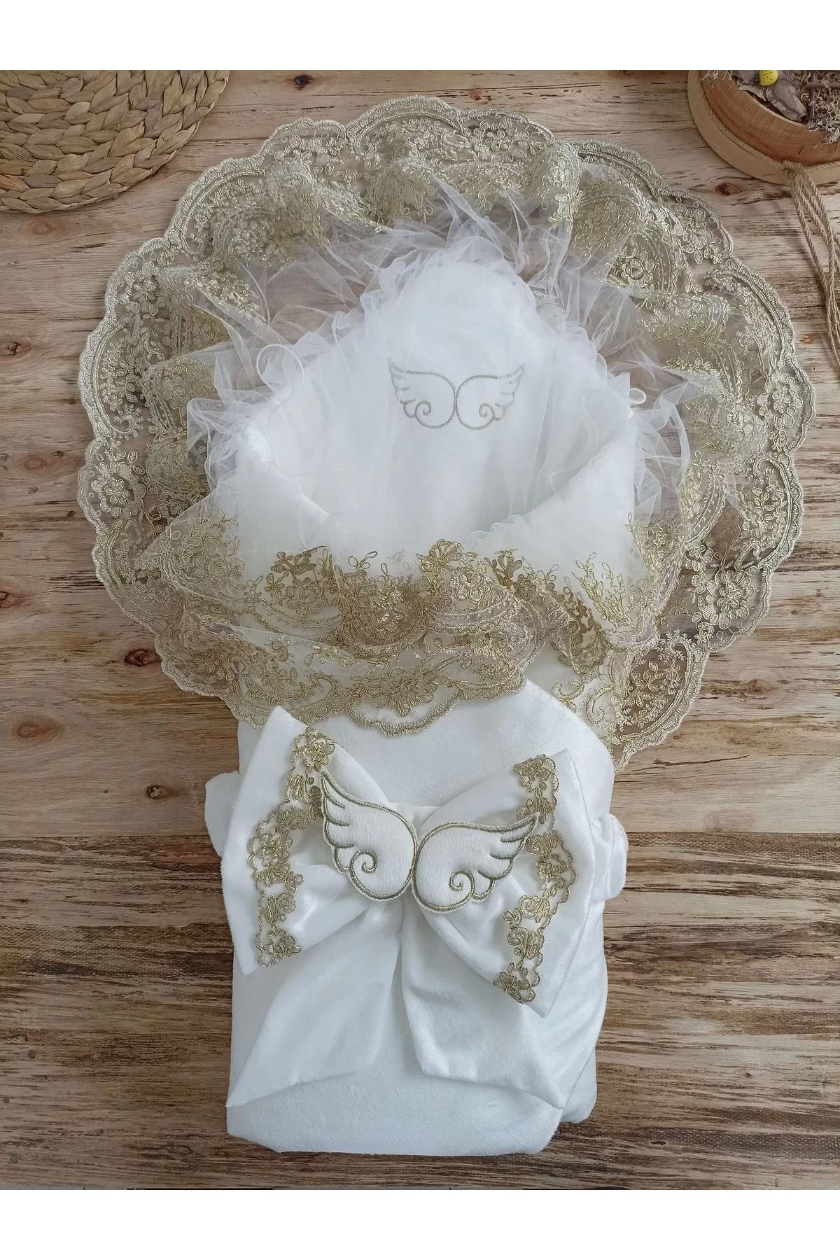Moda Şahsenem Yenidoğan Soft Kumru Melek Kanat Fiyonklu Gold Çift Dantel Duvaklı Trilüks Kundak Bebek Battaniyesi