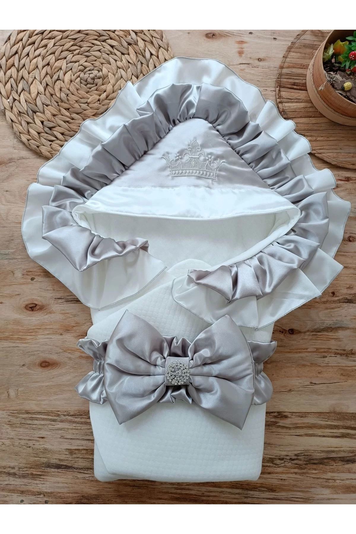 Moda Şahsenem Yenidoğan Mehtap Lüks Kelebek Taç Nakışlı Bebek Battaniyesi Kundak Gri