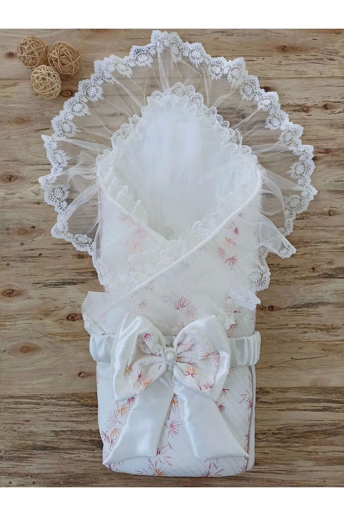 Moda Şahsenem Yenidoğan Hanımeli Desenli Taç Nakışlı Delüks Kundak Bebek Battaniyesi Ekru