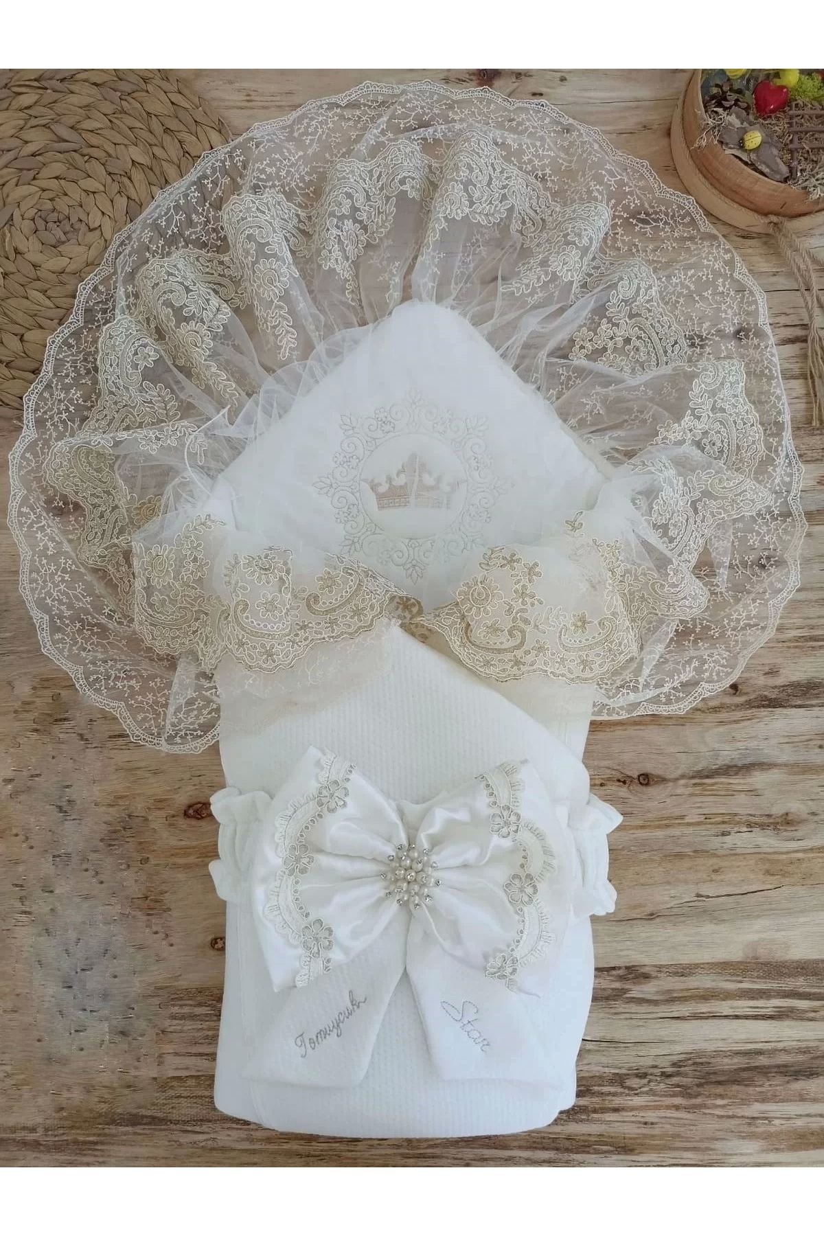 Moda Şahsenem Yenidoğan Sahra Taç Nakışlı Plazma Taşlı Güpürlü Fiyonklu Duvaklı Trilüks Kundak Bebek Battaniyesi E