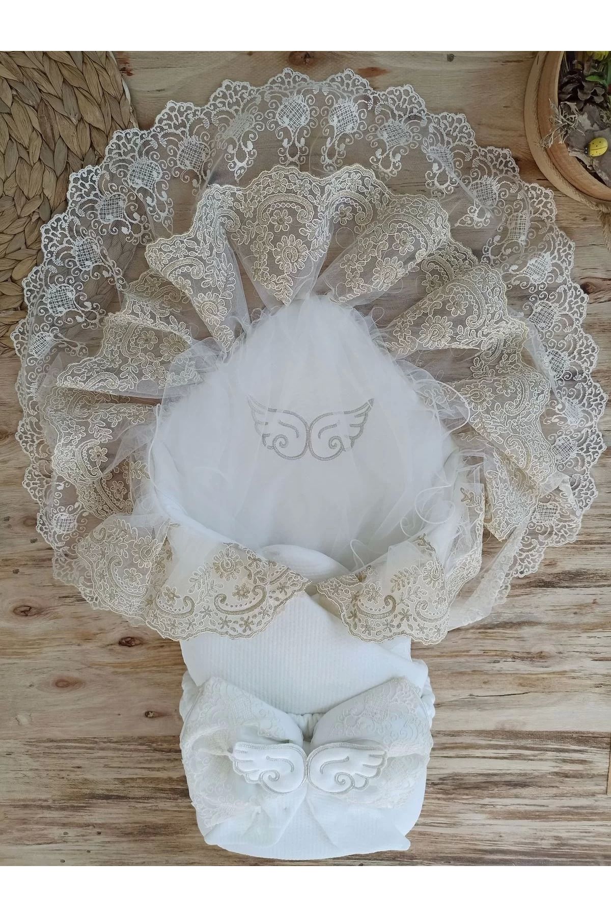 Moda Şahsenem Yenidoğan Sahra Taç Nakışlı Gold Angel Trilüks Kundak Bebek Battaniyesi Ekru