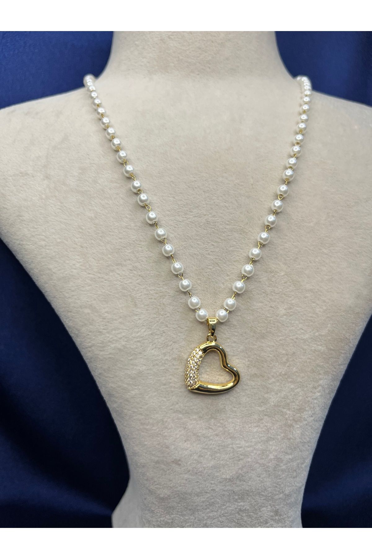 Fam&Co Jewelry İnci Görünümlü Boncuk Detaylı Kalp Kolye – Zarif ve Romantik Tasarım