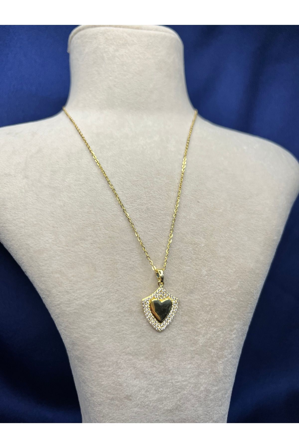 Fam&Co Jewelry Zirkon Taşlı Kalkan Kalp Kolye – Aşkı ve Gücü Simgeler