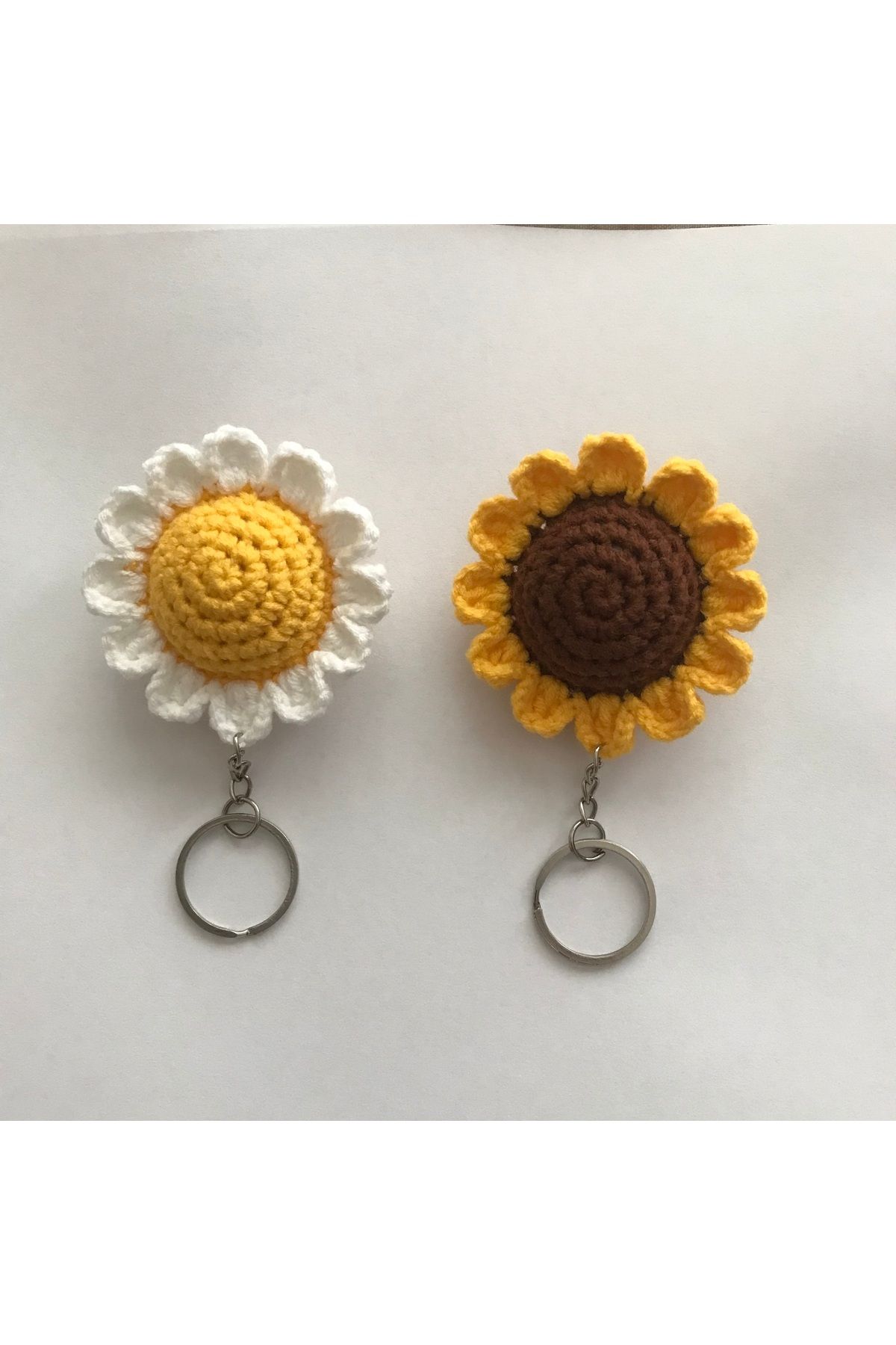 Gönülden Aksesuar 2 adet En boy 6cm el örgüsü renkler sarı beyaz kahve sarı ortası pofuduk dolgun papatya anahtarlık