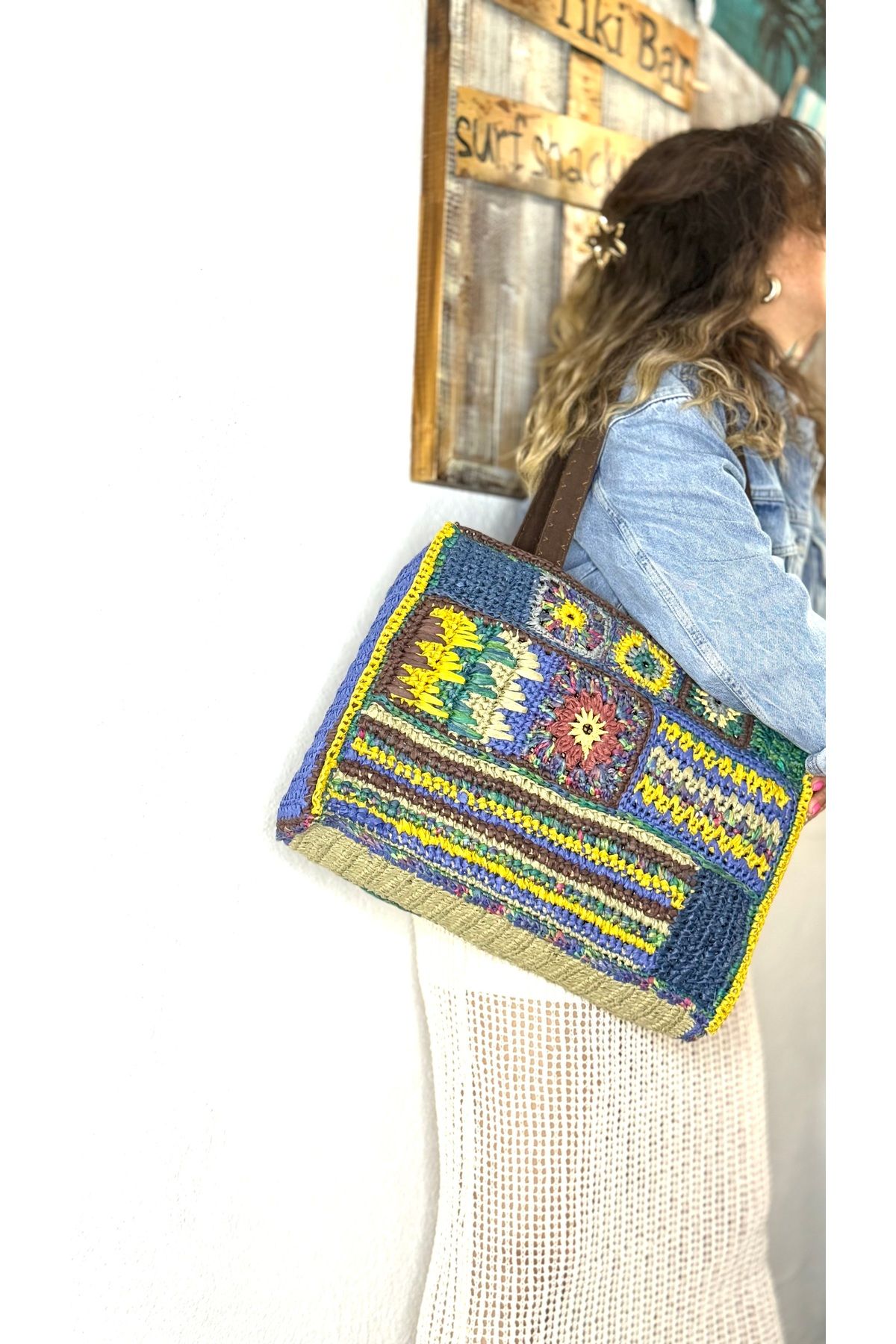 Tuvita Collection Bodrum Kağıt iple örülmüş etnik desenli mavi sarı renkli kadın plaj kol çantası