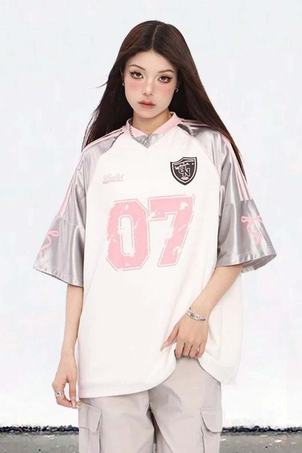 Karakedi Beyaz Ballet 07 Number V Yaka Forma Unisex T-shirt