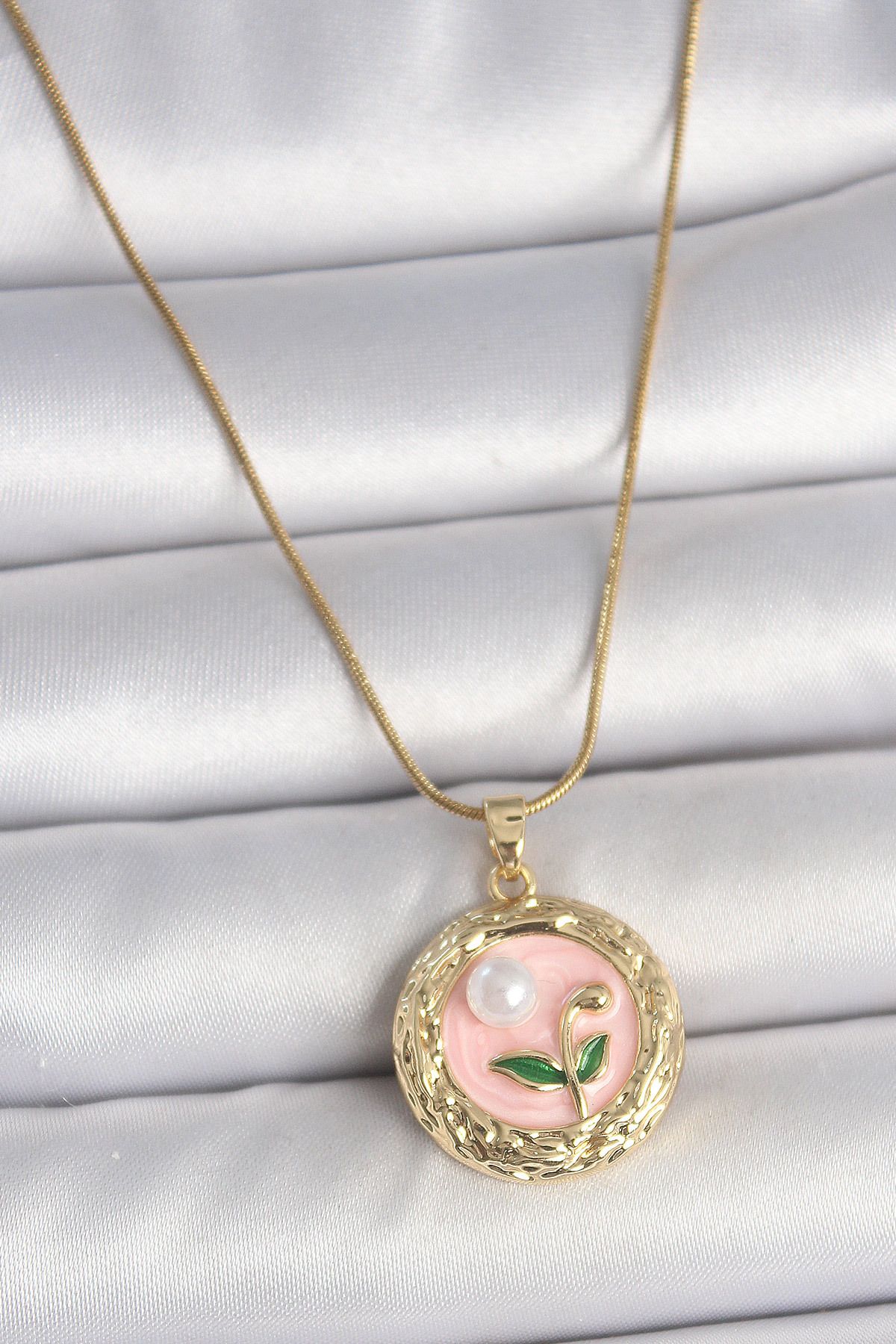 seZZeon 316L Çelik Gold Renk Zincir Pembe Çiçek İşlemeli inci Detay Portre Model Kadın Kolye