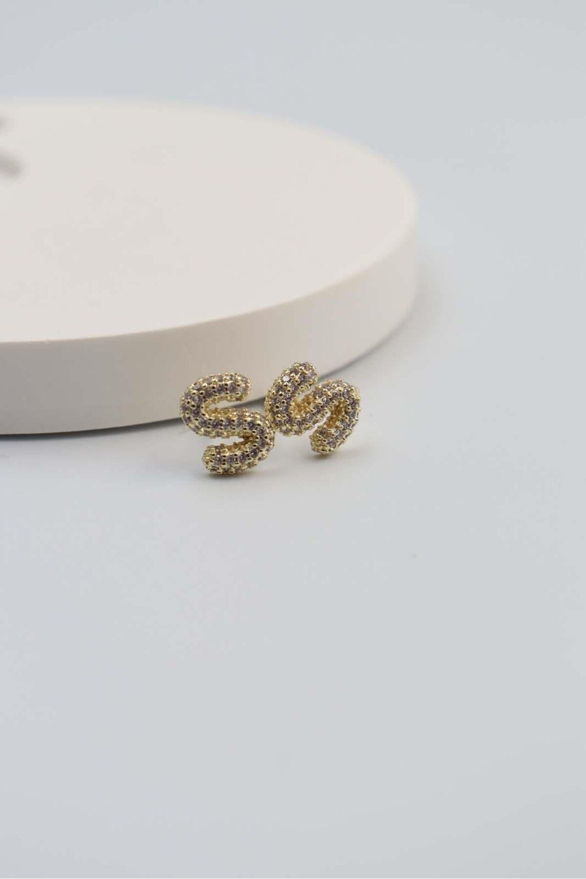 BY CANSU ACCESSORİES Gold Harf Küpe