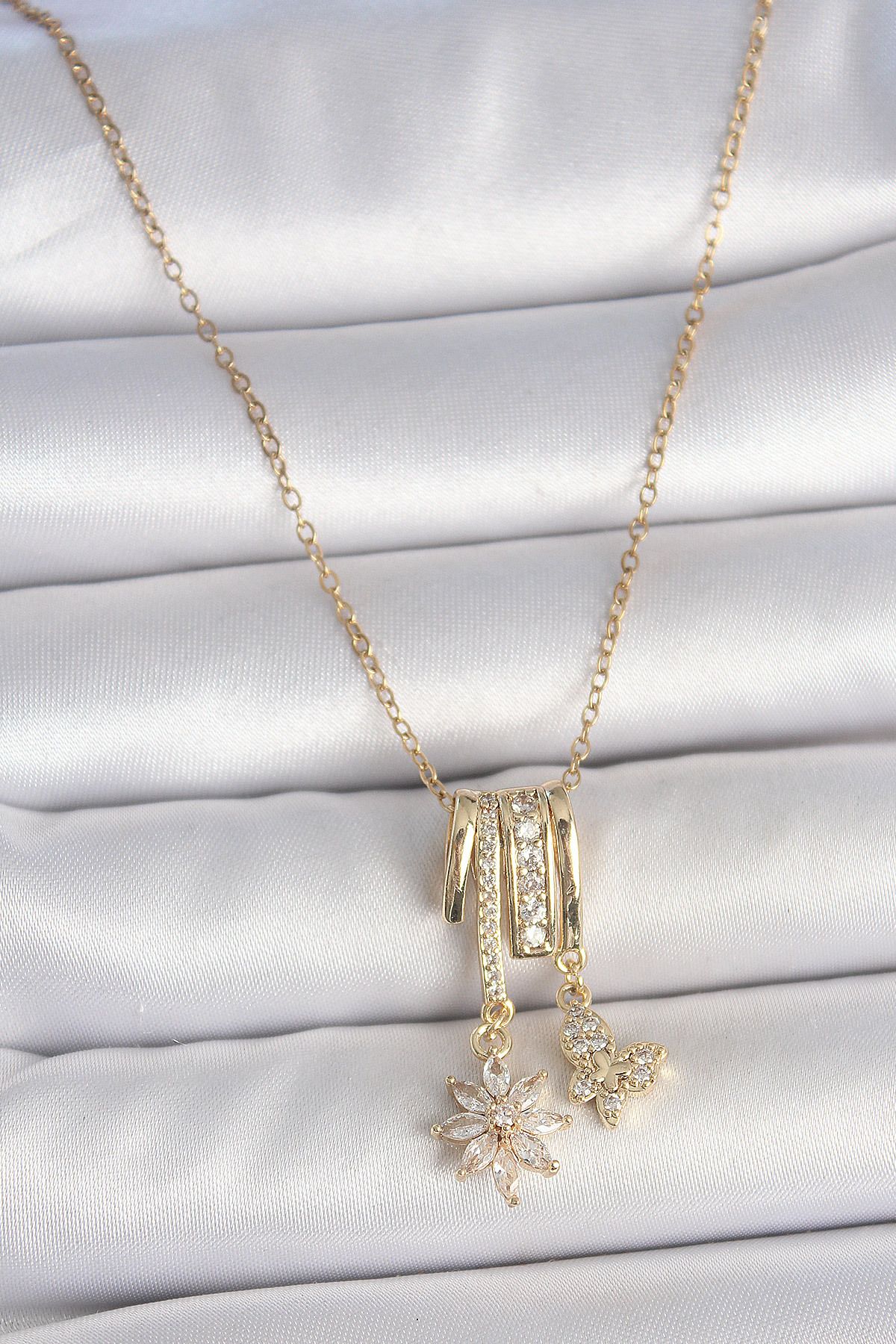 seZZeon 316L Çelik Gold Renk Sallantı Zirkon Taşlı Çiçek Kelebek Figür Charm Kadın Kolye