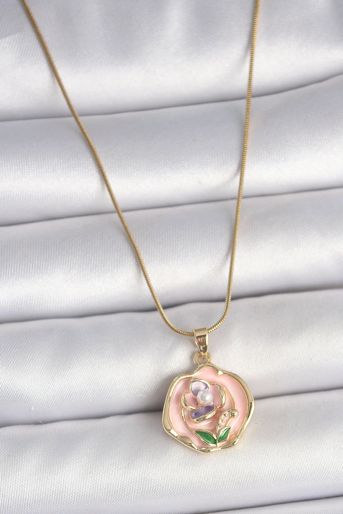seZZeon 316L Çelik Gold Renk Zincir Pembe Renkli Çiçek İşlemeli İnci Detay Portre Model Kadın Kolye