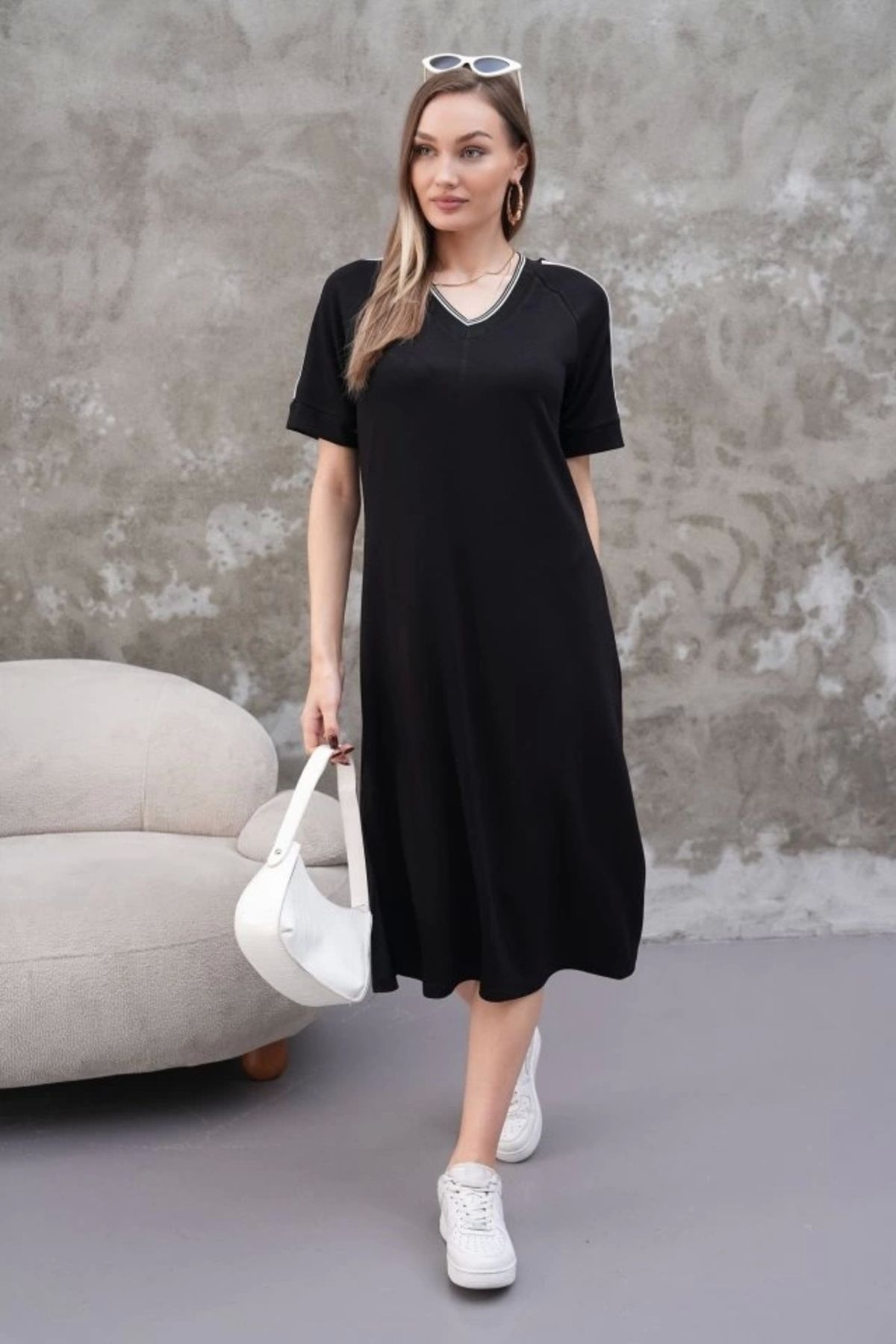 Butik Kadın Kristal Kumaş şerit Ve Yırtmaç Detaylı V Yaka Midi Boy Elbise