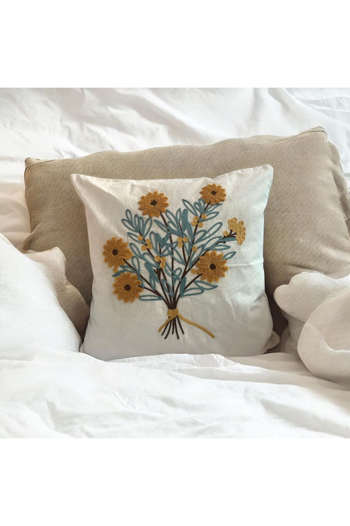 Havenleaf Punch İşlemeli Buket Çiçek Desenli Kırlent Kılıfı – 43x43 cm, Doğal Pamuk-Keten Karışımı