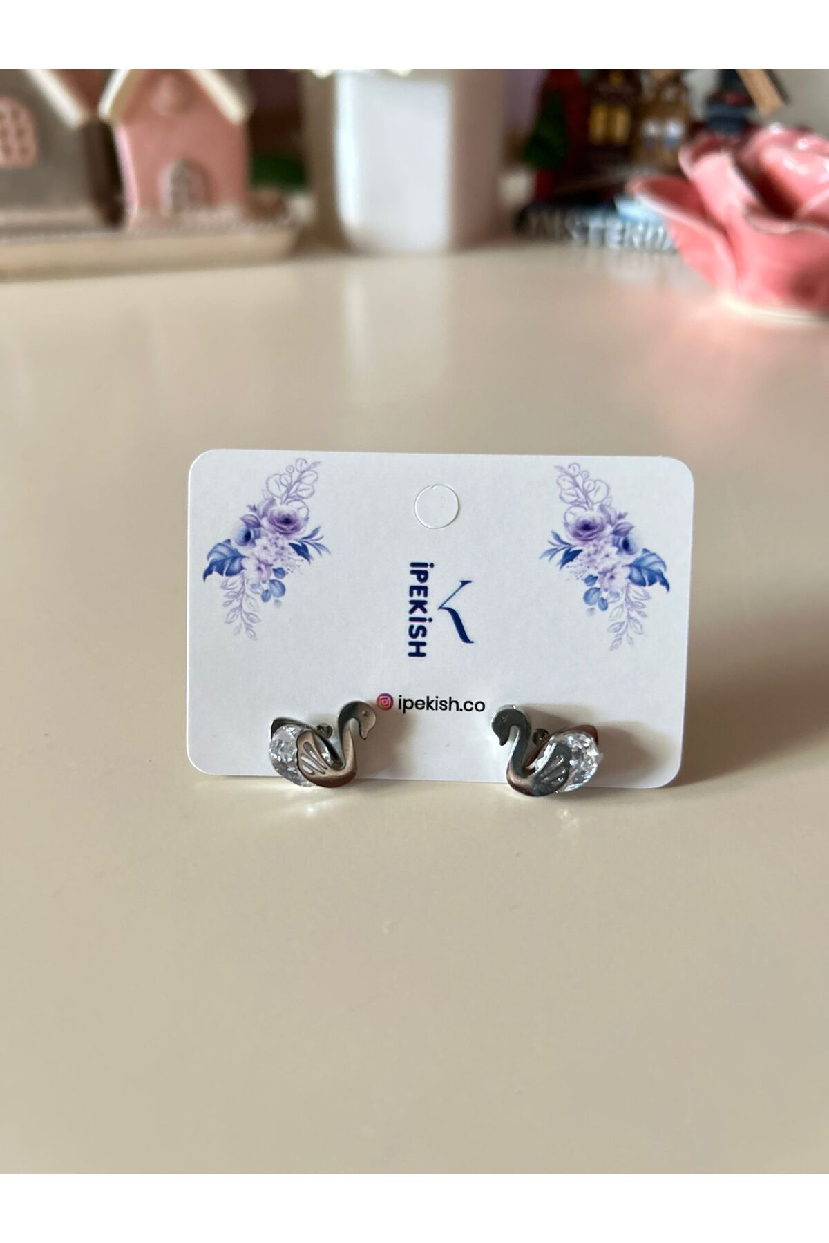 Cheecky Chic Çelik İpekish Kuğu Küpe – Silver Renk, Zirkon Taş Detaylı, Modern ve Zarif İğneli Kapama