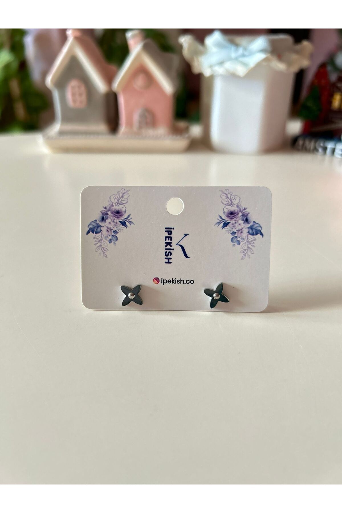 Cheecky Chic İpekish Silver Renk Çelik Çiçek Figürlü Küpe – Minimal Tasarım, Zarif ve Modern İğneli Kapama