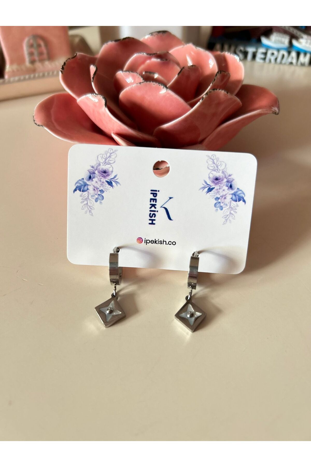 Cheecky Chic Silver Renk Mineli İpekish Çiçekli Halka Küpe – Klips Kapama, Sallantılı ve Modern Tasarım