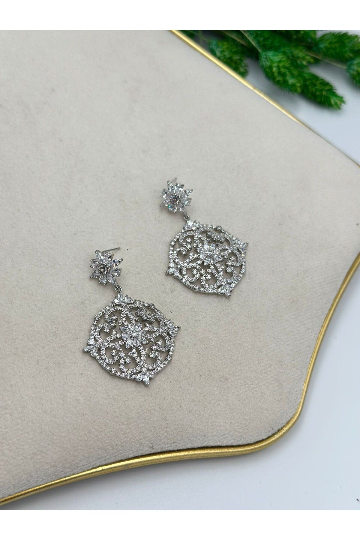 MyladyAccessoriess Çiçek Ve Full Zirkon Detay Gümüş Kaplama Tasarım Küpe