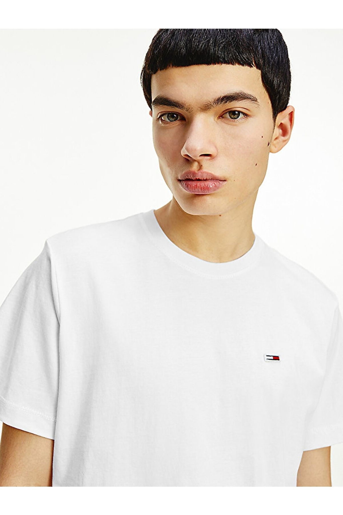 تی شرت سفید مردانه لوگوی برند آرم ارگانیک پنبه یقه DM0DM09598YBR Tommy Jeans