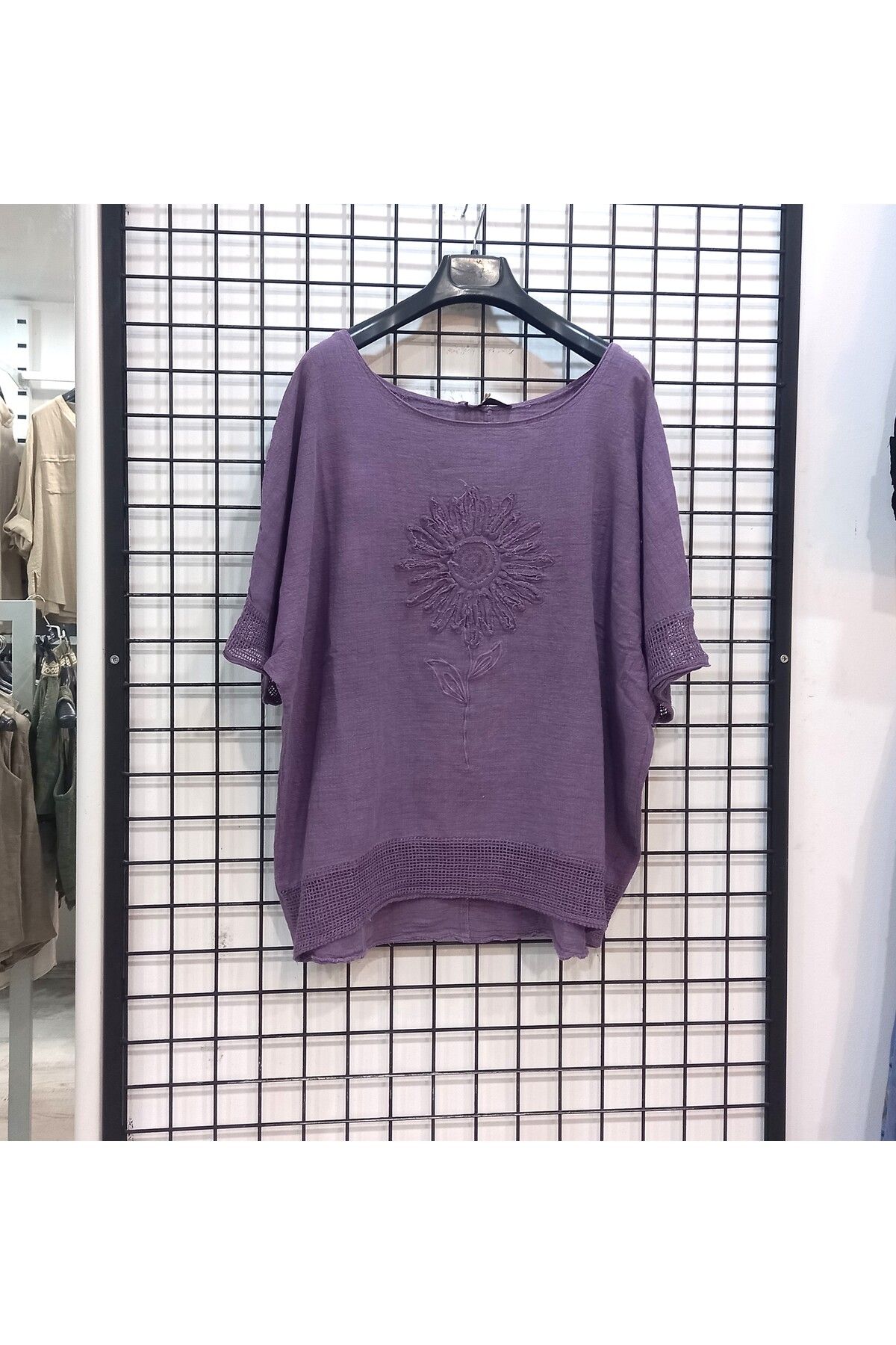 Butik Şans Çiçek Nakışlı File Detaylı Kısa Kollu Bluz