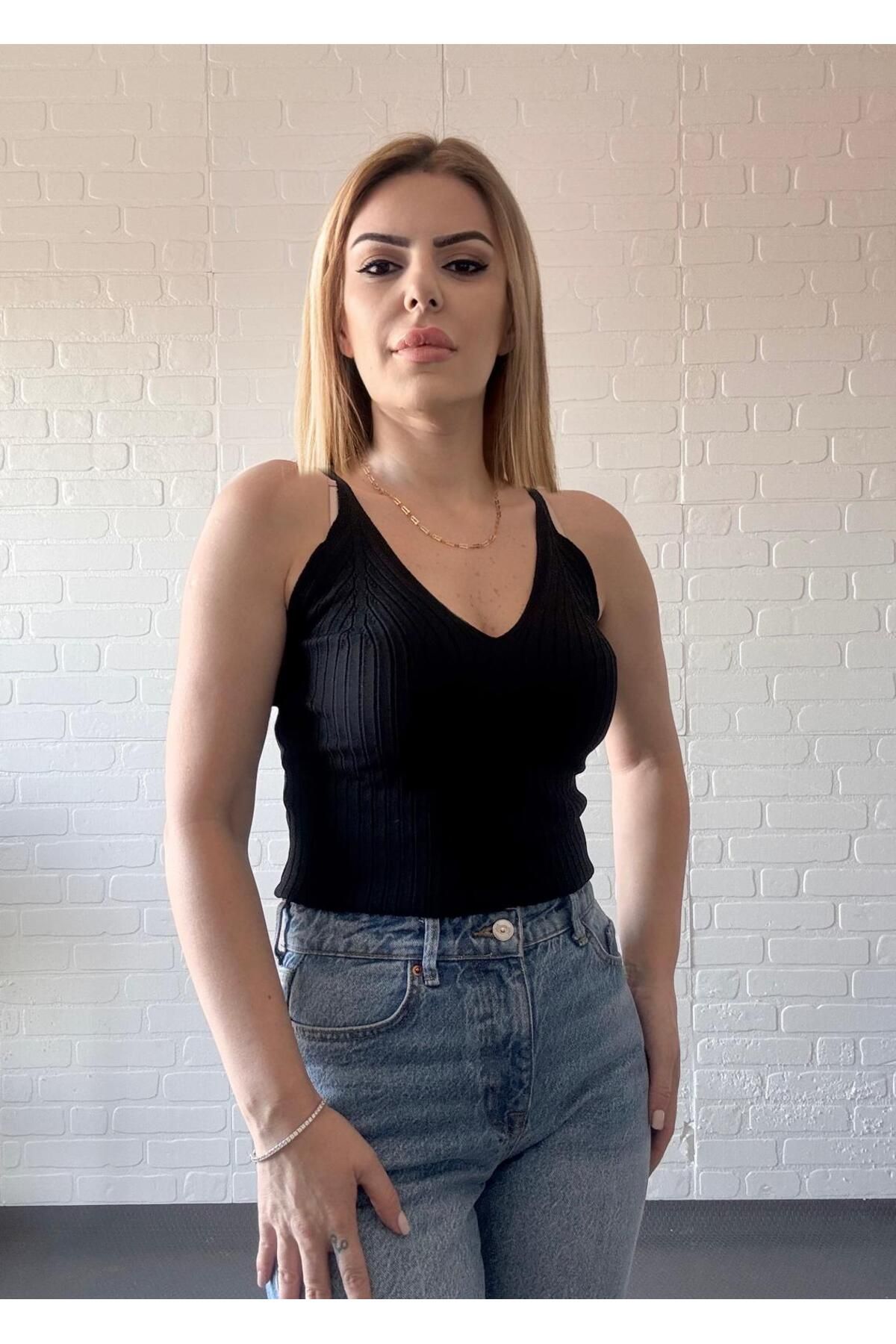 By Sümeyra Gültekin Askılı V Yaka Siyah Triko Bluz