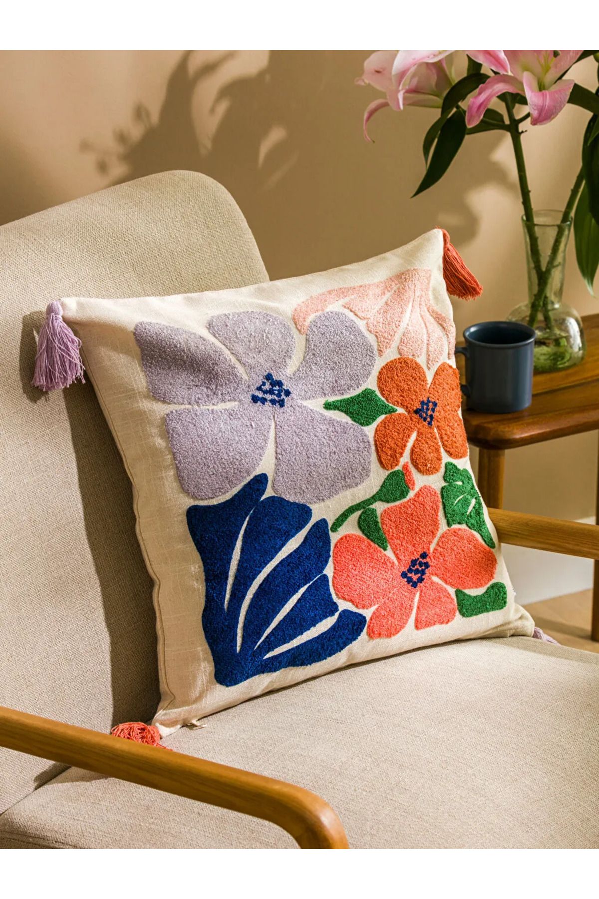 LC Waikiki Bej Çiçek Nakışlı Püsküllü Kırlent Kılıfı 45x45 cm