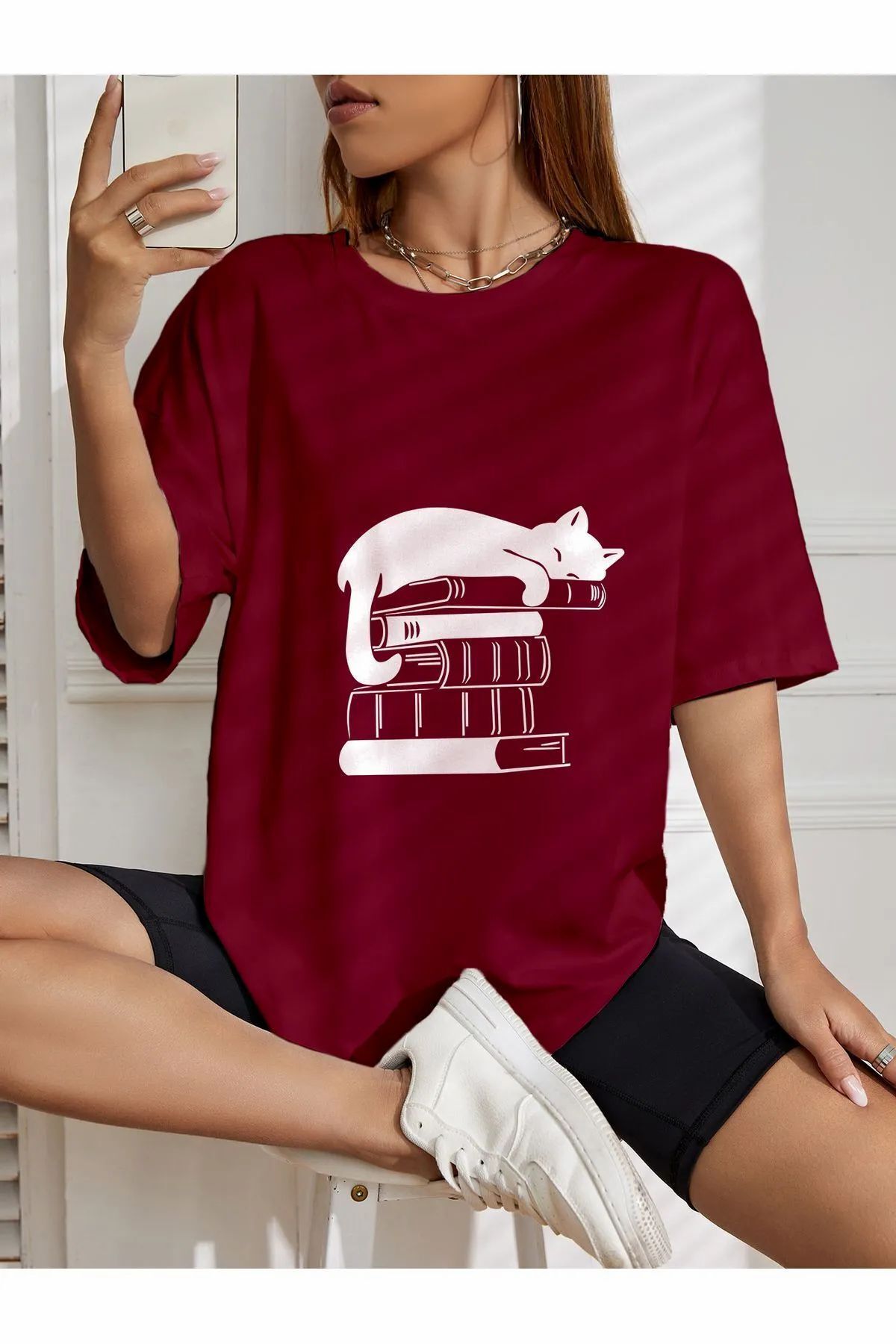 ship master oversize kitap üstünde uyuyan kedi baskılı T-shirt