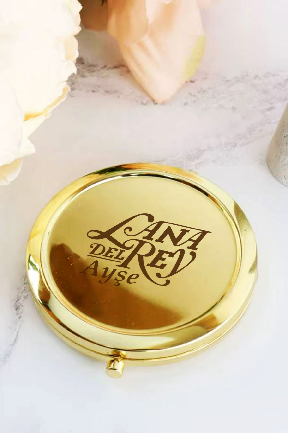 İŞTE BU Kişiye Özel İsimli Lana Del Rey Baskılı Daire Metal Ayna Çanta, Cep ve Makyaj Aynası