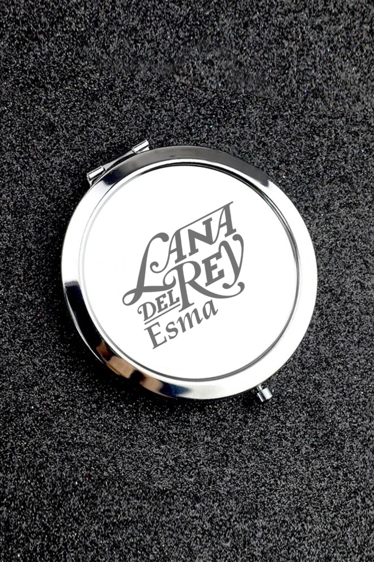 İŞTE BU Kişiye Özel İsimli Lana Del Rey Baskılı Daire Metal Ayna Çanta, Cep ve Makyaj Aynası