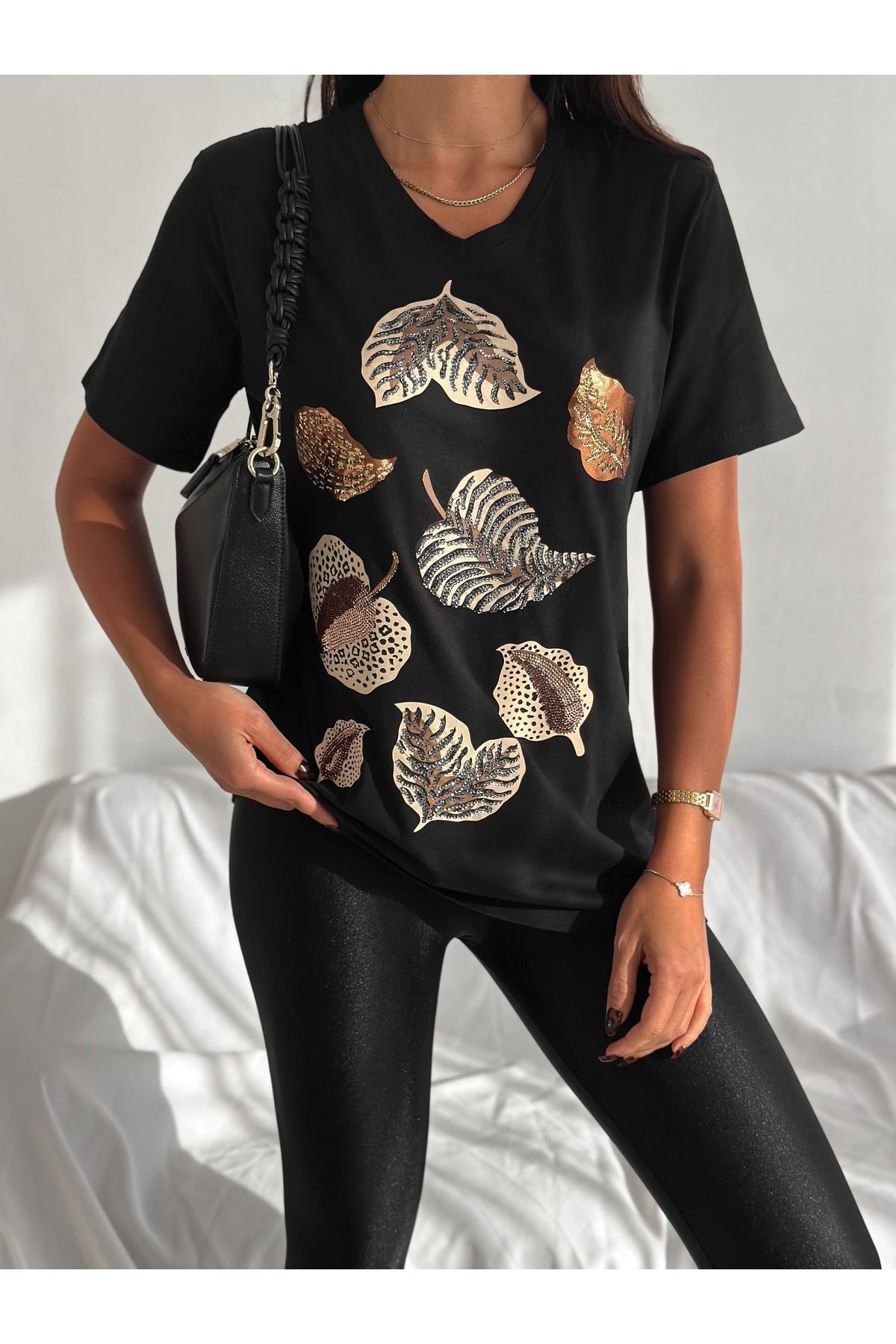 Laderra Yapraklar Desenli Büyük Beden V-Yaka T-Shirt