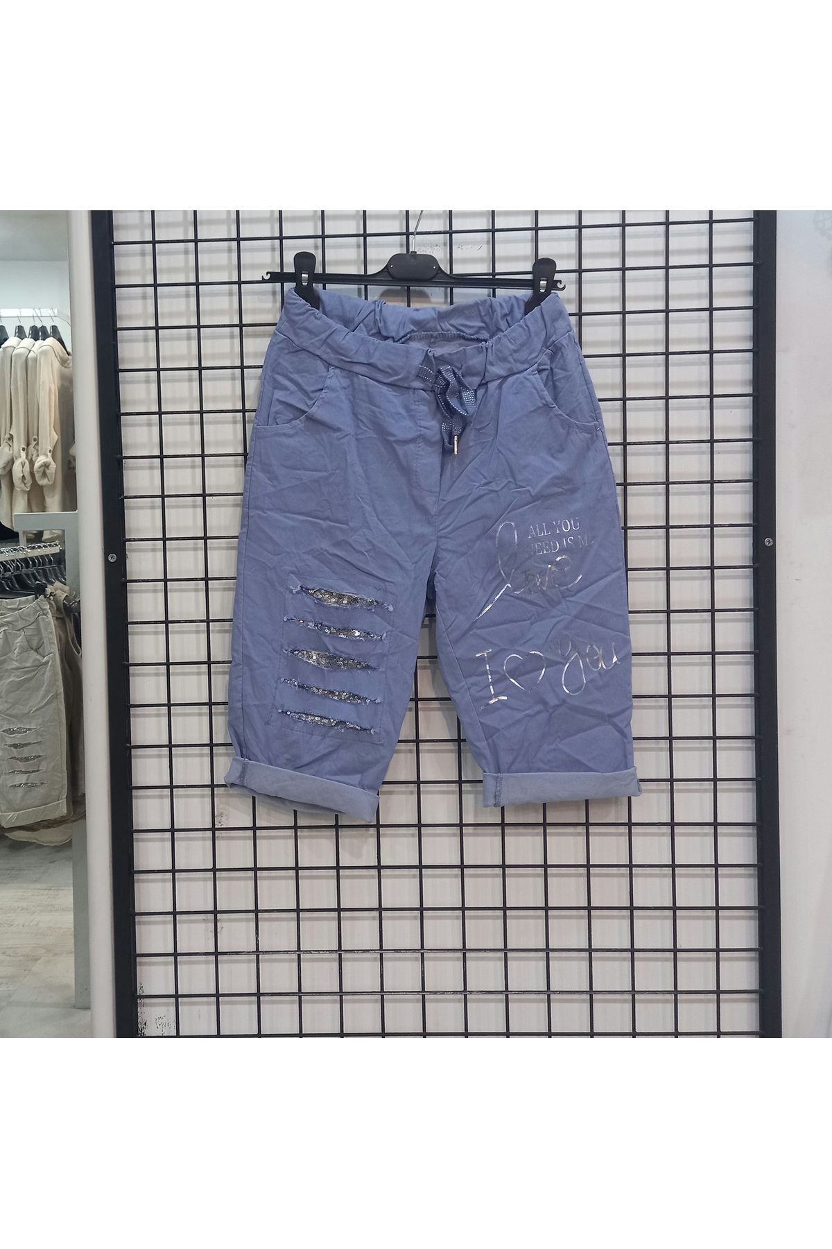 Butik Şans Pul Payet Detaylı Cepli Esnek Yapılı İtalyan Şort